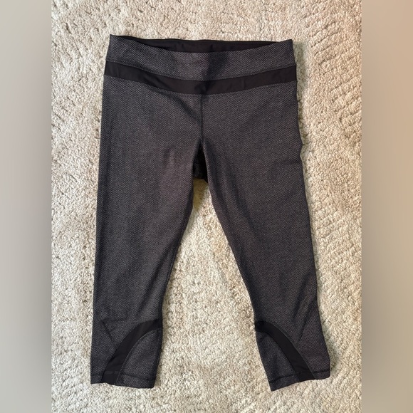 Lululemon Run: Inspire Crop II in the giant herringbone black heathered pattern - Picture 4 of 6